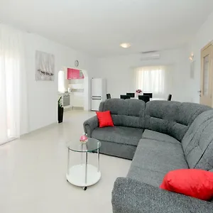 apartment-mira-trogir-21220.hotels-in-trogir.com/